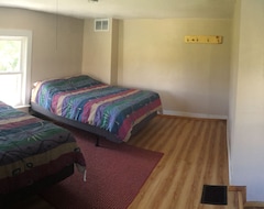 Entire House / Apartment Shady Pines Retreat (Hillsboro, USA)