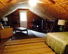 Entire House / Apartment Rustic Cozy Loft Cabin (Pleasant Hill, USA)