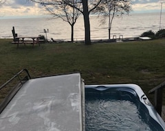 Toàn bộ căn nhà/căn hộ Perfect Family Lake Erie Beach House With Private Sandy Beach & Amazing Sunsets (Wainfleet, Canada)