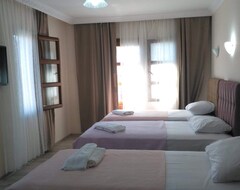 Sezgin Boutique Hotel 4beds Room A/c,tv,fridge,pool,garden,free Wi-fi & Car Park (Kuşadası, Türkiye)