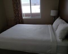Shemron Suites Hotel (Deep River, Canada)