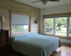 Entire House / Apartment Year-Round Waterfront Cottage (McMillan, USA)