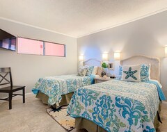 Hotel Penthouse Gulf Front Unit, Heated Pool, Covered Parking, Electric Grill (Indian Rocks Beach, USA)
