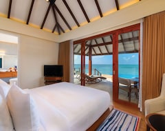 Resort VARU by Atmosphere - Premium All Inclusive with Free Transfers (Dhiffushi, Islas Maldivas)