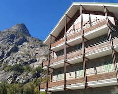 Koko talo/asunto Appartamento In Un Condominio Stile Chalet, Con Vista Dente Del Gigante (Courmayeur, Italia)