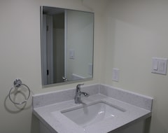 Cijela kuća/apartman Warm And Comfy Basement Apartment With All New Furniture Conveniently (Maple, Kanada)