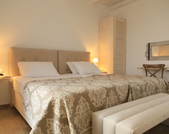 Otel Theasis Luxury Suites (Schinoussa - Chora, Yunanistan)