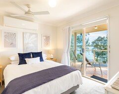 Hotel Danalene, 44A Danalene Pde - Stunning Waterfront Property With Air Con, Wi-Fi, Double Lock Up Garage & Boat Parking (Corlette, Australia)