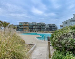 Entire House / Apartment Split Bedrooms For Those Who Appreciate Some Privacy! (North Topsail Beach, USA)