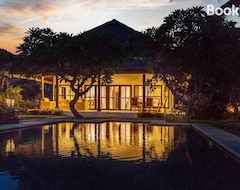 Toàn bộ căn nhà/căn hộ Luxurious & Tranquil Beachfront Private Villa With Private Pool (Kubutambahan, Indonesia)