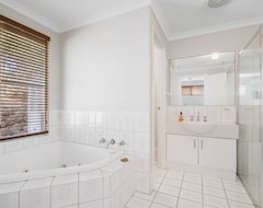 Casa/apartamento entero Stunning Town House W/ Superb Views & High Ceilings (Stratham, Australia)