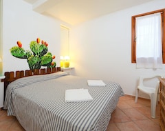 Toàn bộ căn nhà/căn hộ Lovely Apartment For 4 People With Tv, Patio And Pets Allowed (Golfo Aranci, Ý)