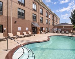 Hotel Comfort Suites At WestGate Mall (Spartanburg, USA)