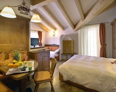 Khách sạn Dolasilla Park Hotel (Vigo di Fassa, Ý)