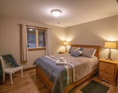 Cijela kuća/apartman Douglas Lake Log Cabin - 10 Person House - Great Mountain Views All Seasons (Warminster, Kanada)