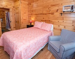 Koko talo/asunto Sandy Beach Accessible Knotty Pine Lodge W/ 47 Wooded Acres! (Cassopolis, Amerikan Yhdysvallat)