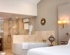 Hotelli Grand Hotel des Sablettes Plage, Curio Collection by Hilton (La Seyne-sur-Mer, Ranska)
