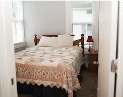 Cijela kuća/apartman Lovely Leffler Lodge - Cozy & Pet- Friendly! Sleeps 5 (West Burlington, Sjedinjene Američke Države)
