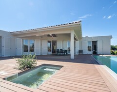 Toàn bộ căn nhà/căn hộ Luxury Villa With Private Swimming Pool In Oupia (Oupia, Pháp)