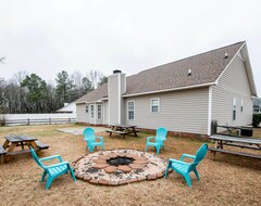 Koko talo/asunto The Herringbone Blue; Sleeps 20+ Near Fort Bragg (Linden, Amerikan Yhdysvallat)