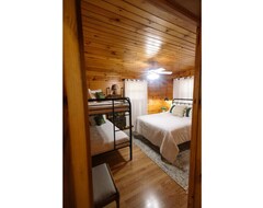 Koko talo/asunto Cozy Creekside Cabin - Sleeps 6 (Pea Ridge, Amerikan Yhdysvallat)