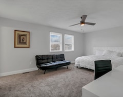 Cijela kuća/apartman Stylish 5br Designer Home W/ Deck & Hot Tub (New California, Sjedinjene Američke Države)