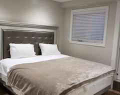 Entire House / Apartment Toronto Rooms And Suites (Toronto, Canada)