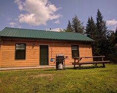 Entire House / Apartment 4 Near Stowe, 3 Ski Resorts, Breweries, Hiking, Lakes, Snow Machining (Hyde Park, USA)