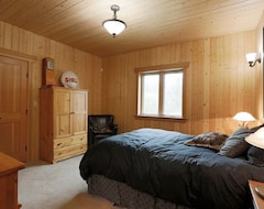 Entire House / Apartment Luxury Lakefront Cabin On Falcon Lake (Falcon Lake, Canada)