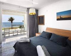 Otel Paradise Cove Luxurious Beach Villas (Kato Paphos, Kıbrıs)