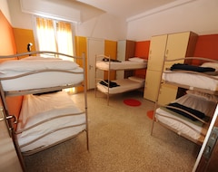 Otel Sunflower Beach Backpacker Hostel (Rimini, İtalya)
