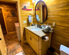 Casa/apartamento entero Pine Log Lodge -log Cabin W/babbling Creek, Hot Tub, Fire Pit & Pin Ball! (Jefferson, EE. UU.)
