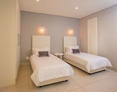 Hotel Evolved Luxury Accommodation (Ballito, South Africa)
