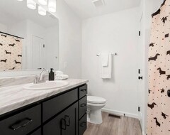 Koko talo/asunto Like New 4 Bedroom 2.5 Bath Home With Boat Slip On Lake Wawasee, In. Sleeps 11+ (South Bend, Amerikan Yhdysvallat)