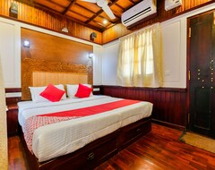 Khách sạn OYO 23210 KHBO Diamond Sharing Houseboat (Alappuzha, Ấn Độ)