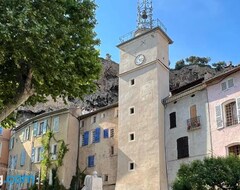 Koko talo/asunto Maison Caryatides (Cotignac, Ranska)