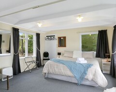 Entire House / Apartment Macbay Retreat - Macandrew Bay Holiday Home (Dunedin, New Zealand)