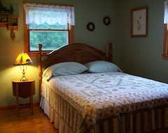 Entire House / Apartment Bay Breeze Cottage - 4 Season Fully Outfitted Vacation Getaway! (Oconto, USA)