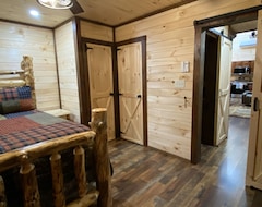 Entire House / Apartment Brand New Lakefront Cabin With Hot Tub Close To Ark Encounter (Corinth, USA)
