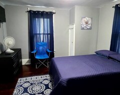 Koko talo/asunto Comfortable 3 Bedroom Home With Private Parking! (Elmira, Amerikan Yhdysvallat)