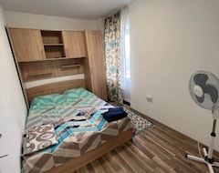 Koko talo/asunto 2 Bedroom Apartment Madalina (Corabia, Romania)