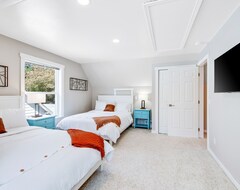 Koko talo/asunto 2-story Lakefront Home W/furnished Deck, Beach Access, Free Wifi, Foosball Table (Black Diamond, Amerikan Yhdysvallat)