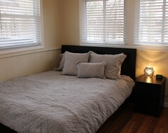 Entire House / Apartment Cozy 2 Bed 1 Bath Bungalow Near Downtown Royal Oak (Royal Oak, USA)