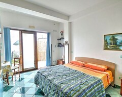 Koko talo/asunto Villa Antea: A Characteristic And Welcoming Apartment Built On The Sloping Cliff In Front Of The Sea, With Free Wi-fi. (Lavello, Italia)