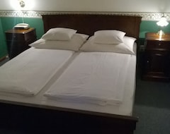Hotel Panzió 100 (Szentendre, Hungary)