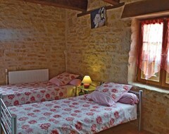 Hotel 3 Bedroom Accommodation In Coly (Coly, France)