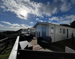 Camping 6 Berth Caravan With Stunning Sea Views And Decking To Relax On, Ref 32048az (Lowestoft, Reino Unido)