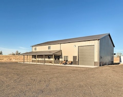 Entire House / Apartment New! Kansas Hunting Lodge: Ideal For Large Groups (Great Bend, USA)