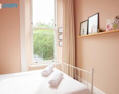 Entire House / Apartment Bright Spacious 3 Bed Flat (Glasgow, United Kingdom)