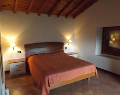 Hotel Ai Pignoi 1st Floor - 4 sleeps apartment, Pool and view - Garda (Garda, Italy)